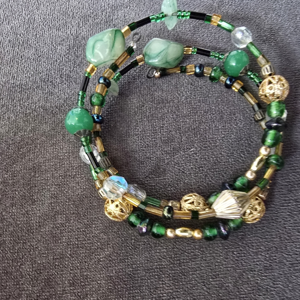 Elegant Green and Gold Beaded Bracelet Stretch